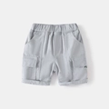 Dettaglio ravvicinato di pantaloncini cargo in cotone grigio chiaro con vita elastica - Grigio / 90cm
