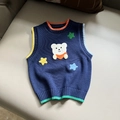 Détail du gilet en tricot montrant le col rayé et l'écusson d'ours avec broderie - 90cm / Bleu marine