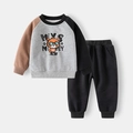 Tweeledig trainingspak voor jongens met cartoonbeerafdruk en kleurblokkerende joggingbroek - Grijs/Zwart Bruin Cartoon / 90cm