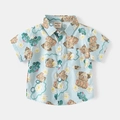 Detalle del cuello de la camisa azul claro para niño con estampado de perritos y autos - 90cm / Estilo de Estampado de Perro de Dibujos Animados Cian