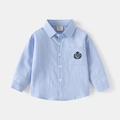 Camicia da bambino azzurra a maniche lunghe con corona ricamata e bottoni bianchi - Blu / 90cm