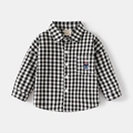 Dettaglio di camicia a scacchi per bambino con ricamo a forma di orso sulla tasca frontale - Quadri Neri e Bianchi / 90