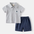 Detalle de polo de algodón gris con bordado de oso y pantalones cortos azul marino - 90cm / Gris Set
