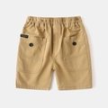 Dettaglio dei pantaloncini cargo kaki per bambini con elastico e etichetta di moda - Cachi / 90cm