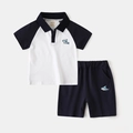 Zomerse set voor jongens met poloshirt en short met kleurvlakken en haaienborduursel - 90cm / Marineblauw