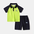 Zomers poloseat voor jongens in neon groen met contrast mouwen en haaienborduursel - 90cm / Fluorescerend Groen