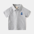 Dettaglio polo grigia per bambini in cotone con orsetto ricamato blu e colletto a bottoni - 90cm / Grigio