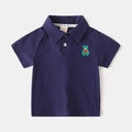 Dettaglio polo blu scuro per bambini con ricamo a forma di orsetto verde e colletto polo - 90cm / Blu navy
