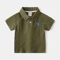 Polo da bambino verde militare a maniche corte con ricamo di orsetto blu su cotone - 130cm / Verde Militare