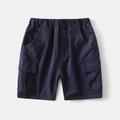 Dettaglio dei pantaloncini cargo blu navy per bambini con elastico in vita e tasconi - Blu navy / 90cm