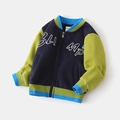 Detalle de chaqueta polar infantil con cremallera y estampado de letras BLIMP en contraste - Marino/Manga Verde Neón / 90cm