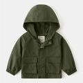 Dettaglio della giacca con cappuccio per bambini verde oliva con cerniera e tasche - 110cm / Verde Militare