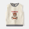 Dettaglio della maglia a trecce e motivo orso sul gilet in maglia crema per bambini - Albicocca / 110cm