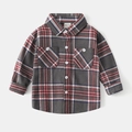 Dettaglio della camicia a quadri grigia in flanella per bambino con tasche frontali - Scacchi Rossi / 90cm