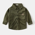 Primer plano de la textura de pana verde oliva y detalle del bolsillo de la camisa - 140cm / Verde Militar