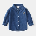 Dettaglio del colletto della camicia di jeans per bambini con patch orso e bottoni - 90cm / Blu-Denim