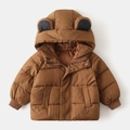 Dettaglio del cappotto invernale bimbo con orecchie d'orso sul cappuccio e chiusura antivento - caffè / 90cm