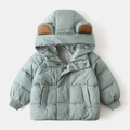 Dettaglio del cappuccio con orecchie d'orso e polsini a costine sul cappotto bimbo - Verde / 90cm