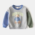Detail van driekleurig kindersweatshirt met cartoonbeerprint en blauwe geribbelde boorden - 90cm / Grijs Colorblock