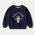 Dettaglio felpa blu navy da bambino con ricamo orsetto e girocollo a costine - 90cm / Blu navy