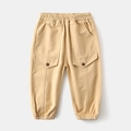 Vue détaillée du pantalon cargo kaki pour garçon avec taille élastique et grandes poches - 90cm / Khaki
