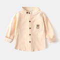 Dettaglio di camicia in cotone giallo chiaro con scollo a V e ricamo orso sulla tasca - 100cm / Albicocca