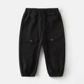 Détail du pantalon cargo noir pour garçon avec taille élastique et grandes poches - 90cm / Noir