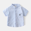 Dettaglio di camicia a maniche corte azzurra per bambini con ricamo a orsetto sulla tasca - 90 / Celeste