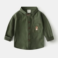 Dettaglio di una camicia verde oliva da bambino con ricamo di orsetto e scollo a V bottoni - 90cm / Verde