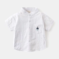 Dettaglio camicia bianca da bambino con ricamo a forma di orsetto e trama a costine - 90 / Bianco