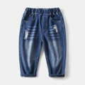 Details der Jungen-Jeans mit elastischem Bund, Wascheffekten und modischen Rissen - 90cm / Dunkelblauer Denim