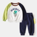 Detail van een dinosaurus trainingspak voor peuters met raglanmouwen en gele rugvin decor - 90cm / Wit + Marinebroek