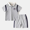 Detalle del conjunto de polo infantil de algodón con bordado de oso y paneles azul marino - 90cm / Gris Set
