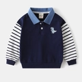 Detailopname van een jongenspolo-sweater met dinosaurus-borduurwerk en gestreepte mouwen - 90cm / Marine Contrast