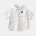 Dettaglio camicia bianca da bambino con ricamo B blu navy e taschino in cotone leggero - Bianco / 90cm