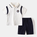Detalle de conjunto polo niño con bordado de oso y contrastes en azul marino - 90cm / Set de Circonita Blanca