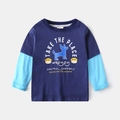 Detail van een jongensshirt met lange mouwen met blauw patchwork en cartoon hondenprint - Marineblauw / 90cm