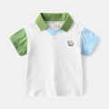Detail van de kleurblokmouwen en vrachtwagenprint op het witte poloshirt voor jongens - 90cm / Wit