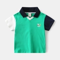 Detail van een jongens polo met kleurblokken, vrachtwagenborduring en zacht katoen - 90cm / Groen