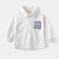 Détail d'une chemise blanche pour garçon avec écusson dinosaure violet sur la poche - 90cm / Blanc