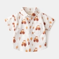 Vista detallada de camisa infantil de manga corta con tractores y arbolitos - 90cm / Blanco Tractor