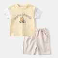 Detail van geel peuter T-shirt met dinosaurusprint en bijpassende beige korte broek - 90cm / Abrikoos Set