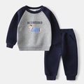 Détail d'un survêtement en coton pour enfants avec imprimé teckel et manches raglan - 130cm / Ensemble bloc gris/marine
