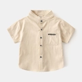Dettaglio camicia beige da bambino a maniche corte con scollo a V, tasca e bottoni a contrasto - 90 / Cachi