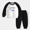 Détail d'un survêtement en coton pour enfant avec manches raglan et motif teckel - 90cm / Ensemble bloc blanc/noir