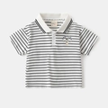 Dettaglio della polo a righe bianche da bambino con ricamo a orsetto e cotone morbido - Strisce Bianche e Nere / 90cm