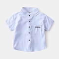 Dettaglio camicia blu chiaro a maniche corte per bambino con ricamo sulla tasca wapypy - 90 / Blu