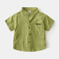 Dettaglio di camicia verde avocado a maniche corte per bambini con scollo a V e tasca - 90 / Verde