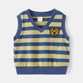 Dettaglio del gilet in maglia a righe da bambino con stemma ricamato di alta qualità - 90cm / Righe Blu Giallo