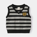 Dettaglio del gilet a righe con scollo a V per bambini con ricamo a scudo dorato e coste - 90cm / Strisce Bianche e Nere